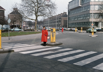 117490 Afbeelding van verkeersbrigadiers bij de oversteekplaatsen voor voetgangers op de hoek van de Omloop ...